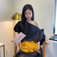 Jennie BLACKPINK terlihat imut dengan pulasan blush on peach, yang menonjolkan cheekbones dan pipi chubby-nya. Gaya ini mencerminkan ciri khas makeup Korea Selatan yang segar, youthful, dan natural. Foto: Instagram