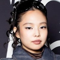 Baru-baru ini, Jennie menjadi sorotan lantaran mencoba gaya makeup western baru hingga disebut bak beda orang. Di mana ia menggunakan eyeshadow putih yang nyaris tak terlihat, blush on yang diaplikasikan di bagian belakang pipi, serta lipstik berwarna coklat muda. Tampilan ini memberikan kesan lebih edgy dan dewasa. Foto: Instagram