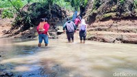 Jembatan permanen pernah dibangun pada 2006, namun hanya bertahan beberapa bulan sebelum akhirnya putus akibat diterjang banjir.