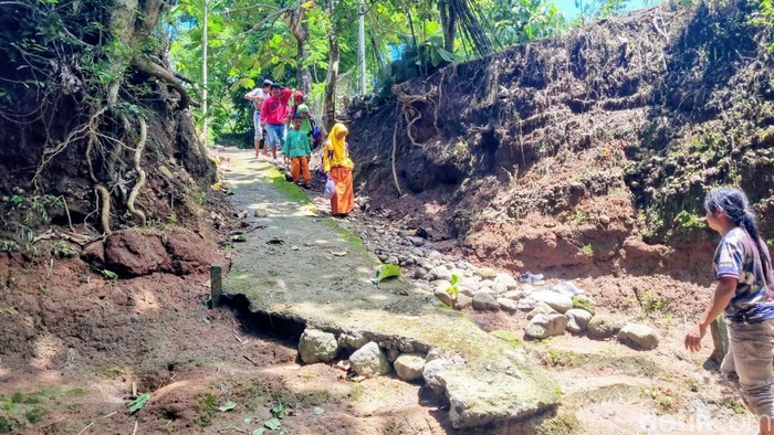 Akses penyebrangan terputus, warga di Ponorogo terobos sungai