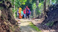 Akibatnya, anak-anak tak bisa berangkat sekolah dan aktivitas warga lumpuh total.