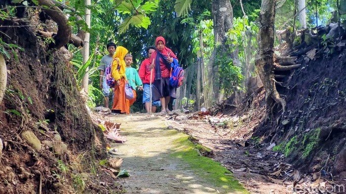 Akses penyebrangan terputus, warga di Ponorogo terobos sungai