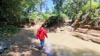 Dusun tersebut terdapat lima siswa, terdiri dari dua anak TK serta siswa SD dan SMA. Saat banjir melanda, mereka terpaksa libur karena tak bisa menyeberang.