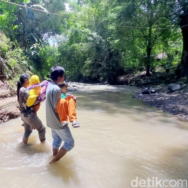 Potret Warga Ponorogo Menerjang Sungai Imbas Jembatan Rusak