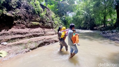Potret Warga Ponorogo Menerjang Sungai Imbas Jembatan Rusak
