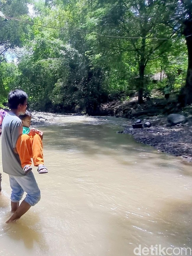 Potret Warga Ponorogo Menerjang Sungai Imbas Jembatan Rusak
