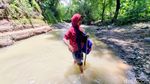 Potret Warga Ponorogo Menerjang Sungai Imbas Jembatan Rusak