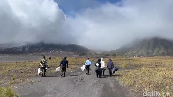 Aksi bersih-bersih Gunung Bromo angkut sampah lebih dari 1 ton