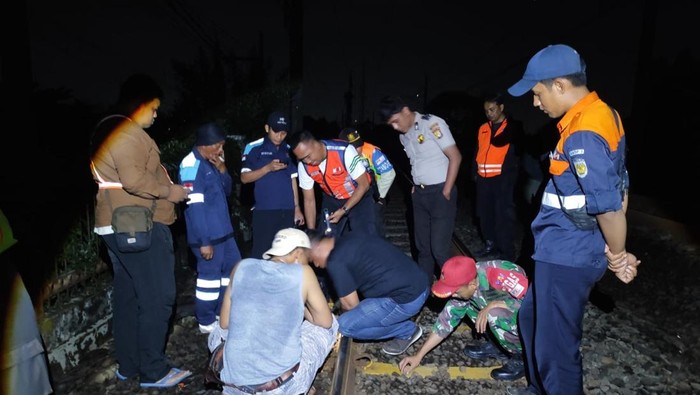Aksi pencurian kabel LLA dekat Stasiun Bojonggede dipergoki petugas.