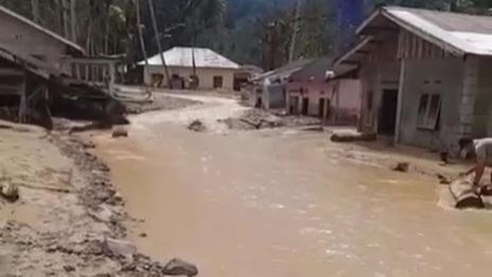Aliran sungai masuk ke permukiman warga usai akibat banjir bandang di Kabupaten Tapteng, Sumut. (Dok. Kiriman Masinton Pasaribu)
