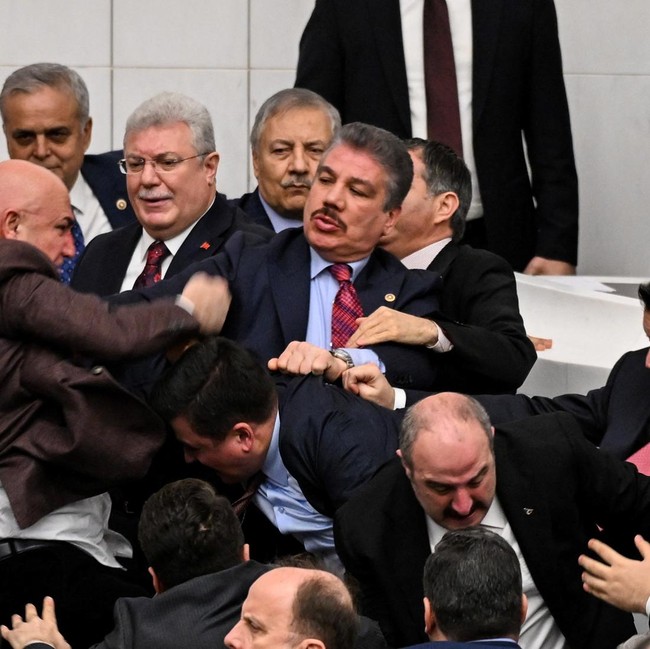 Anggota Parlemen Turki Adu Jotos Gegara Pejabat Baru