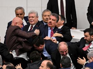 Rusuh, Pelantikan Menteri di Turki Diwarnai Adu Jotos