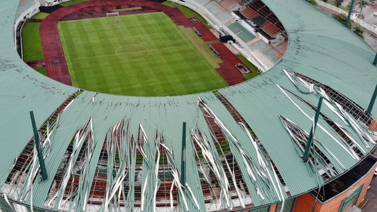 Angin Kencang Terjang Pakansari, Atap Stadion Rusak Parah