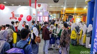 Indonesia International Education and Training Expo (IIETE) 2026 resmi digelar di Jakarta International Convention Center (JICC), Senayan, Jakarta, Kamis (12/2/2026). Pameran pendidikan yang telah memasuki tahun ke-34 ini kembali menjadi ajang pertemuan antara lembaga pendidikan tinggi dengan para calon mahasiswa dari berbagai daerah.  
