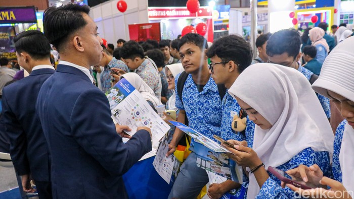 Indonesia International Education and Training Expo (IIETE) 2026 resmi digelar di Jakarta International Convention Center (JICC), Senayan, Jakarta, Kamis (12/2/2026). Pameran pendidikan yang telah memasuki tahun ke-34 ini kembali menjadi ajang pertemuan antara lembaga pendidikan tinggi dengan para calon mahasiswa dari berbagai daerah.