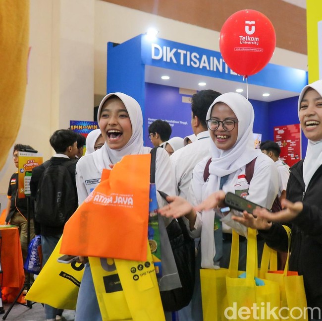 Antusias Pelajar Berburu Info Kampus di JICC