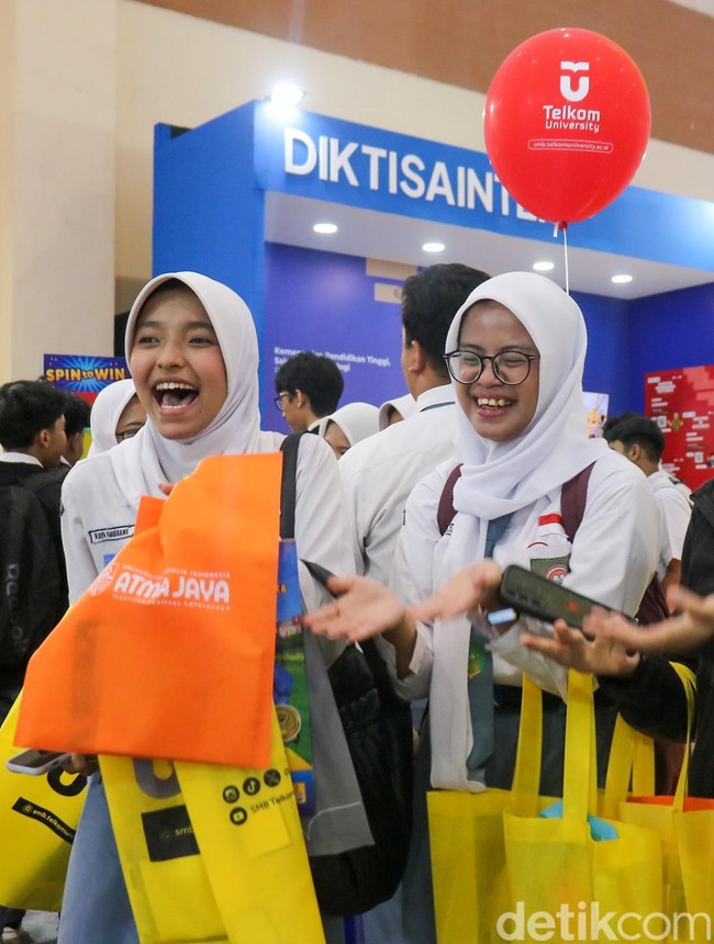 Antusias Pelajar Berburu Info Kampus di JICC