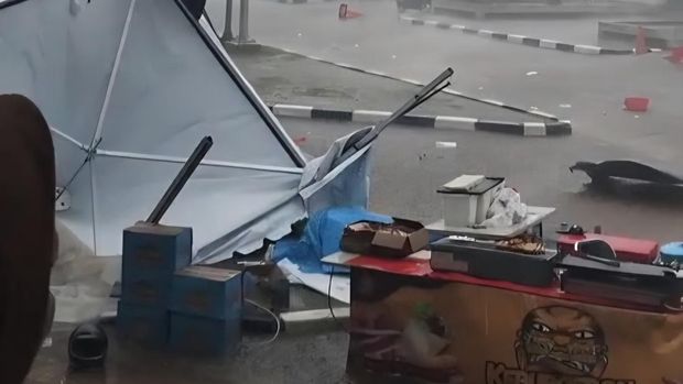 Atap Stadion Pakansari Bogor rusak diterjang angin kencang