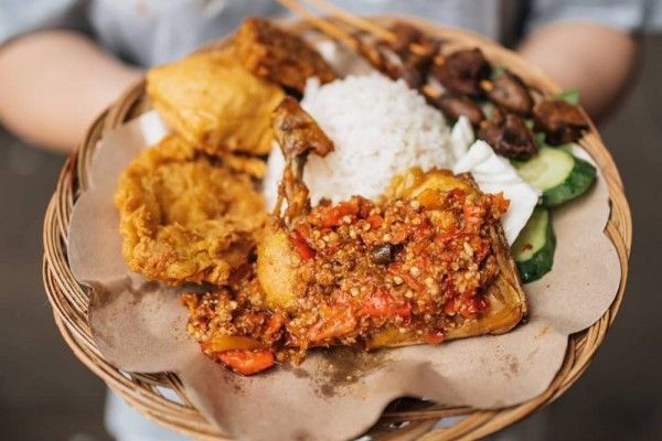 Ayam Gepuk = Makanan Pria Sejati? Pernyataan Influencer Ini Jadi Sorotan
