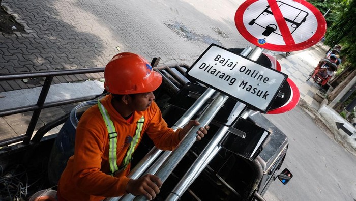 Petugas Dinas Perhubungan Kota Solo bersama polisi memasang rambu larangan bajaj di Jalan Jenderal Sudirman, Solo, Jawa Tengah, Kamis (12/2/2026). Pemerintah Kota Solo secara resmi memasang rambu larangan operasional bajaj di sejumlah ruas jalan protokol untuk menjaga ketertiban lalu lintas dan memastikan legalitas perizinan, serta perlindungan penumpang, sebagai upaya penerapan aturan berdasarkan Surat Edaran (SE) Nomor 12 Tahun 2025 tentang Penggunaan Angkutan Roda 3 (Tiga) Sebagai Angkutan Umum. ANTARAFOTO/Maulana Surya