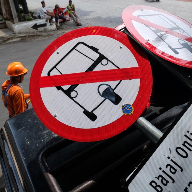 Bajaj Dilarang Melintas, Pemkot Solo Pasang Rambu di Jalan Protokol