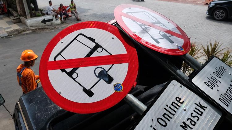 Bajaj Dilarang Melintas, Pemkot Solo Pasang Rambu di Jalan Protokol