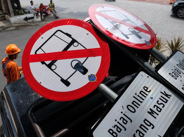 Bajaj Dilarang Melintas, Pemkot Solo Pasang Rambu di Jalan Protokol