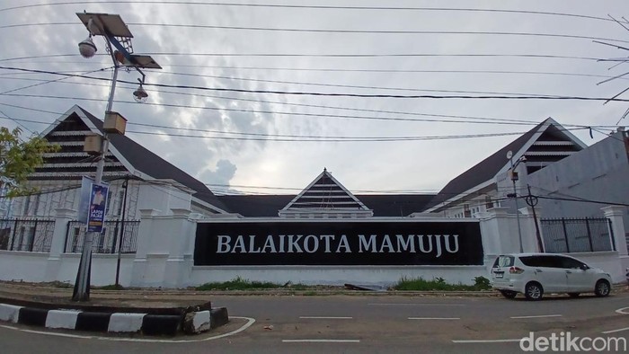 Pemkab Mamuju dikritik sebab membangun gedung Balai Kota Rp62 M, namun di sisi lain terlambat mengusulkan pengangkatan 1.001 honorer sebagai PPPK.