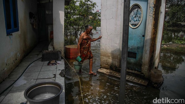 Sejumlah warga beraktivitas di Desa Buni Bakti, Kabupaten Bekasi, Jawa Barat, Kamis (12/2/2026), setelah banjir berangsur surut. Air sempat naik cepat akibat luapan Kali CBL yang dipicu banjir kiriman dari Bogor, membuat warga kembali waswas.