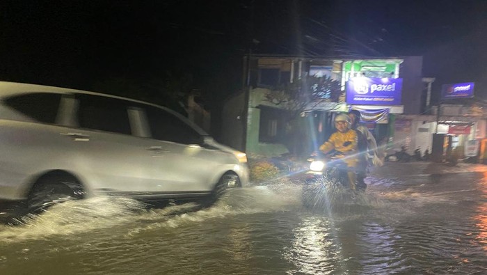 Banjir di Jalan Mastrip Jember tegenang air akibat tingginya curah hujan