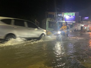 Hujan Seharian, Jalanan Kota di Jember Banjir