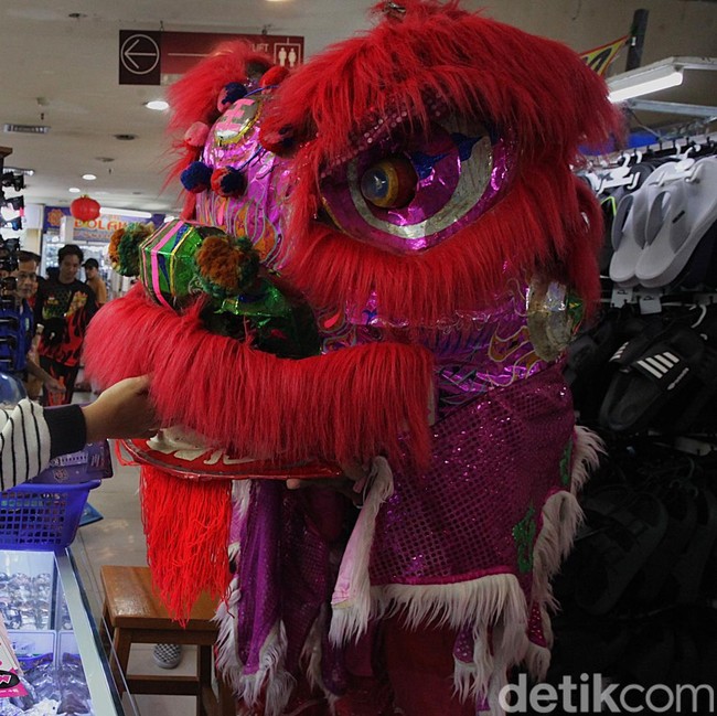 Barongsai Keliling Kios Pasar Senen, Hiburan Spesial Sambut Imlek