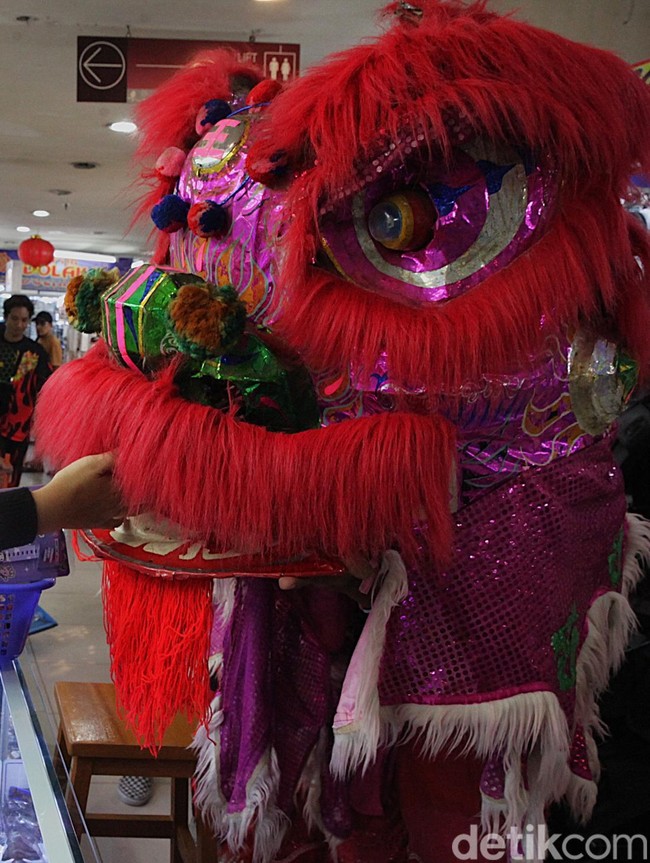 Barongsai Keliling Kios Pasar Senen, Hiburan Spesial Sambut Imlek