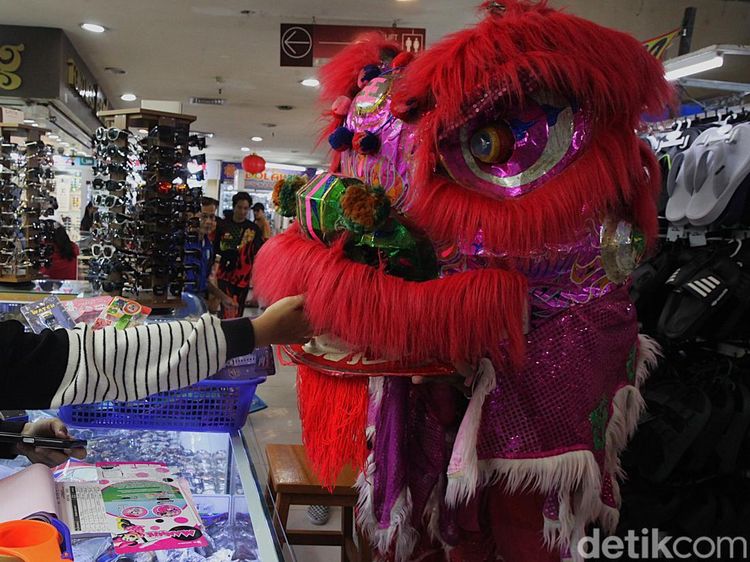 Barongsai Keliling Kios Pasar Senen, Hiburan Spesial Sambut Imlek