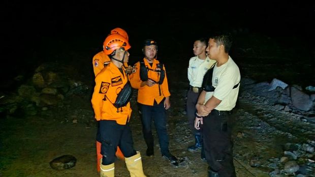 Bencana banjir terjadi di Desa Bojong Koneng, Kecamatan Babakan Madang, Kabupaten Bogor. Derasnya arus banjir membawa bebatuan hingga membuat mobil hanyut. (dok BNPB)