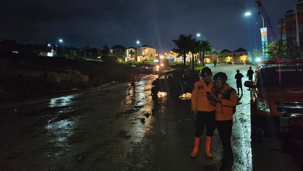 Bencana banjir terjadi di Desa Bojong Koneng, Kecamatan Babakan Madang, Kabupaten Bogor. Derasnya arus banjir membawa bebatuan hingga membuat mobil hanyut. (dok BNPB)