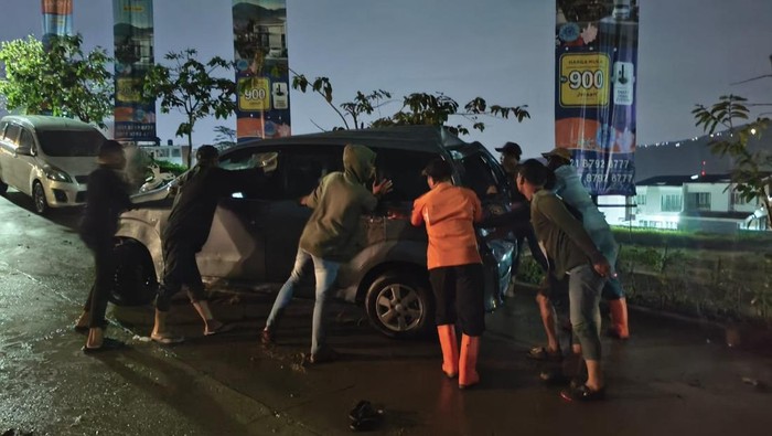 Banjir Bogor: BNPB Terungkap, Batu dan Mobil Hanyut dalam Kejadian Mengerikan