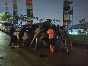 BNPB Ungkap Penyebab Banjir Bawa Batu hingga Hanyutkan Mobil di Bogor