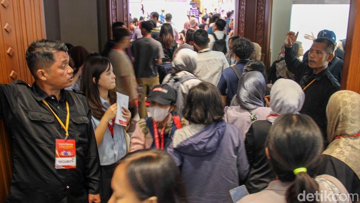 Jakarta International Jewellery Fair ke-17 resmi dibuka di JCC Senayan, Jakarta Pusat, Kamis (12/2/2026). Pameran ini menjadi etalase perhiasan dari berbagai negara.