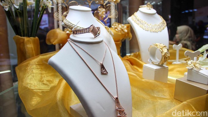 Jakarta International Jewellery Fair ke-17 resmi dibuka di JCC Senayan, Jakarta Pusat, Kamis (12/2/2026). Pameran ini menjadi etalase perhiasan dari berbagai negara.