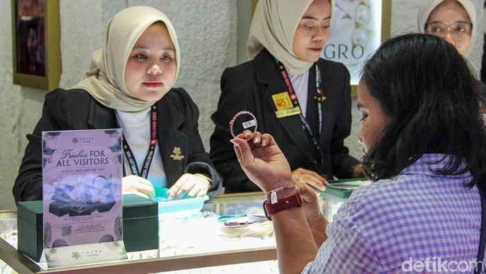 Jakarta International Jewellery Fair ke-17 resmi dibuka di JCC Senayan, Jakarta Pusat, Kamis (12/2/2026). Pameran ini menjadi etalase perhiasan dari berbagai negara.