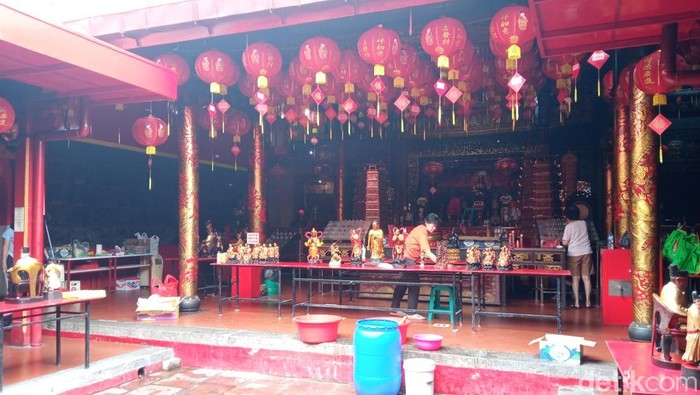 Bersih-bersih rupang dewa di Vihara Dewi Welas Asih Cirebon