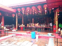 Saat Rupang Dewa Dibersihkan Jelang Imlek di Vihara Cirebon