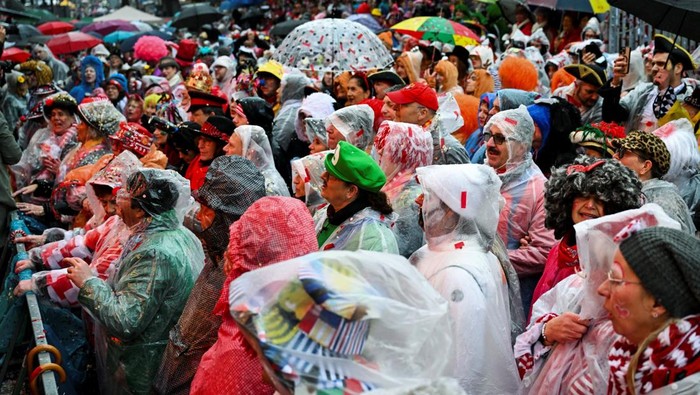 Ribuan orang bersuka ria merayakan Weiberfastnacht atau Karnaval Wanita di Cologne, Jerman, Kamis (12/2/2026). Perayaan ini menandai dimulainya festival karnaval jalanan yang setiap tahun menjadi salah satu agenda budaya terbesar di kota tersebut. REUTERS/Jana Rodenbusch