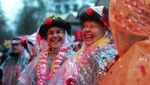 Bersuka Ria di Tengah Hujan, Weiberfastnacht Meriahkan Cologne