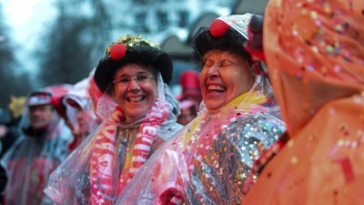 Bersuka Ria di Tengah Hujan, Weiberfastnacht Meriahkan Cologne