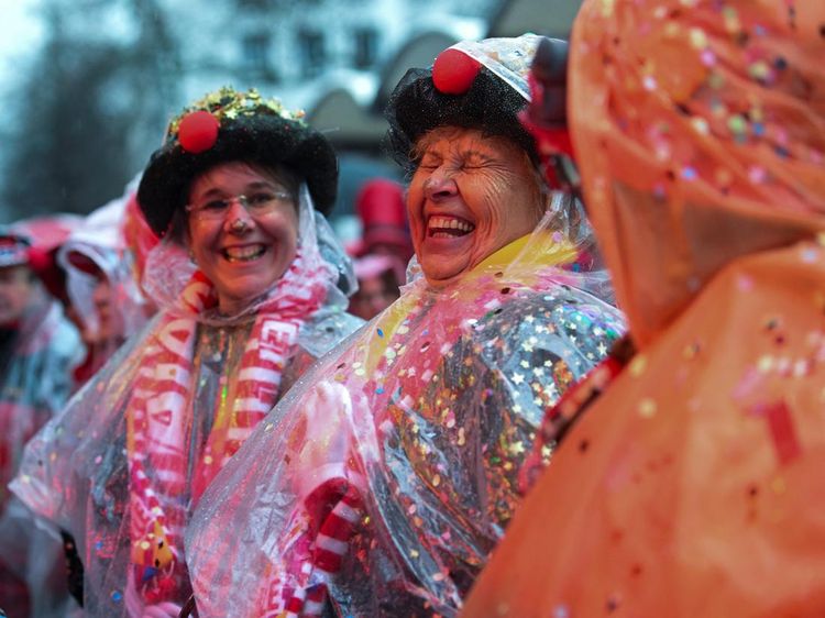 Bersuka Ria di Tengah Hujan, Weiberfastnacht Meriahkan Cologne