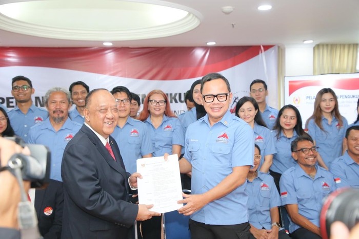 Bima Arya dilantik jadi Ketum Pengurus Harian Asosiasi Lari Trail Indonesia.