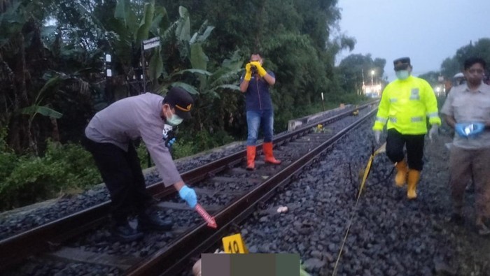 Pemuda di Madiun Tabrakan Diri ke Kereta Setelah Kehilangan Ibunya di Pemakaman