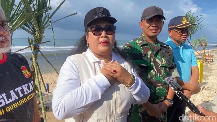 Bupati Gunungkidul, Endah Subekti Kuntariningsih saat memberikan keterangan di Pantai Sepanjang, Tanjungsari, Gunungkidul, Kamis (12/2/2026).